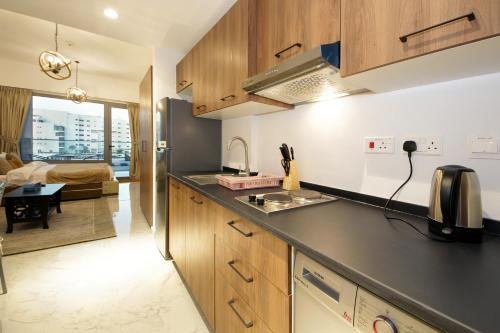Una cocina o cocineta en Silk Valley - Chic Studio | Close to AUH & Yas Island | Pool & Parking