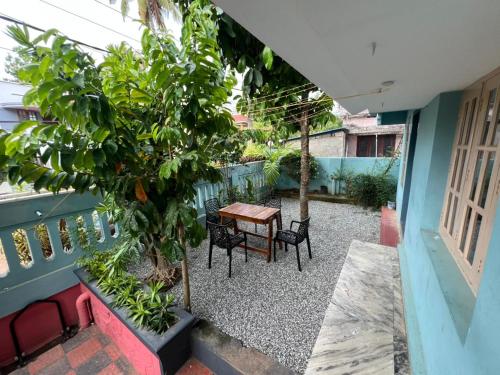 En balkon eller terrasse på Rayz inn beach resort new