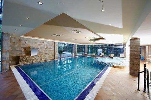 una grande piscina in una stanza d'albergo di Sunlit Forest Suite a Borovets