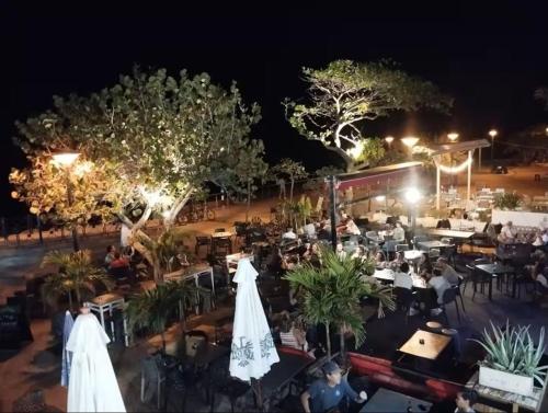 einen Ausblick über ein Restaurant in der Nacht in der Unterkunft Au cœur des Roches in Saint-Paul