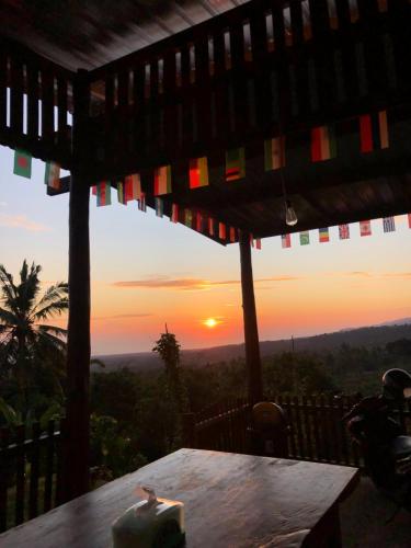 Η ανατολή ή δύση του ηλίου όπως φαίνεται από αυτό το καταφύγιο ή από εκεί κοντά