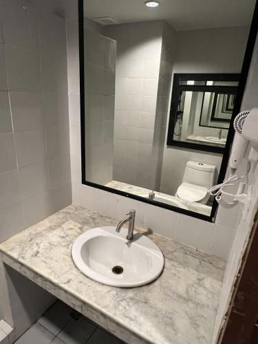 a bathroom with a sink and a mirror at Amazing Inn Koh Phangan in Thong Sala