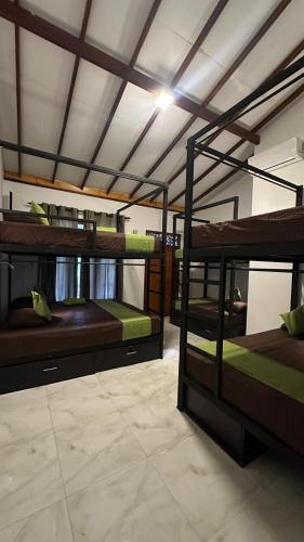 Postel nebo postele na pokoji v ubytování Surf and Retreat Hostel Weligama Srilanka -Coliving