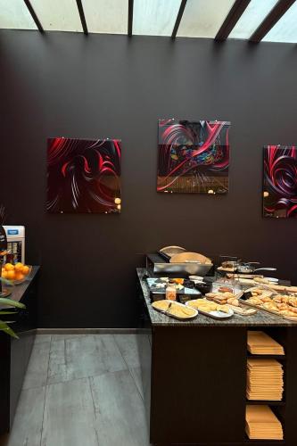 ダンケルクにあるLOGIS Hôtel Borelの壁画の部屋のカウンター