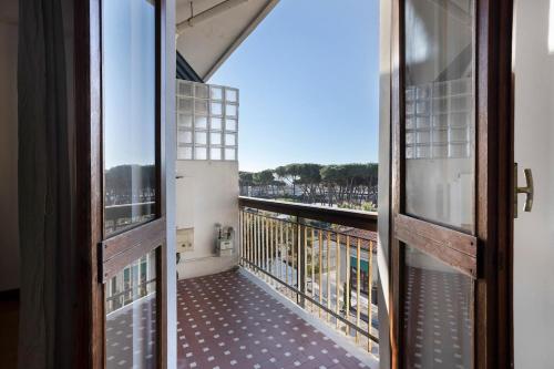 two-room apartment sea view في مارينا دي كارّارا: بلكونة مفتوحة على المدينة