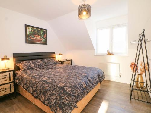 een slaapkamer met een groot bed en een raam bij Harbour Way in Shoreham-by-Sea