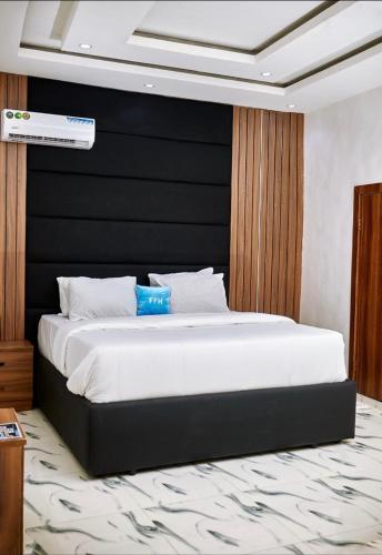 Postel nebo postele na pokoji v ubytování Funfoyer Hotels