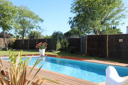 einen Pool im Hinterhof mit einem Zaun in der Unterkunft Magnifique villa Piscine Spa Billard in L'Ile d'Yeu