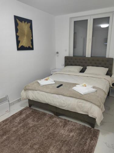 een slaapkamer met twee bedden met handdoeken erop bij Apartmani B&R in Lazarevac