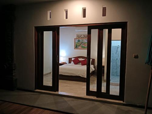 Giường trong phòng chung tại Homestay Gusti