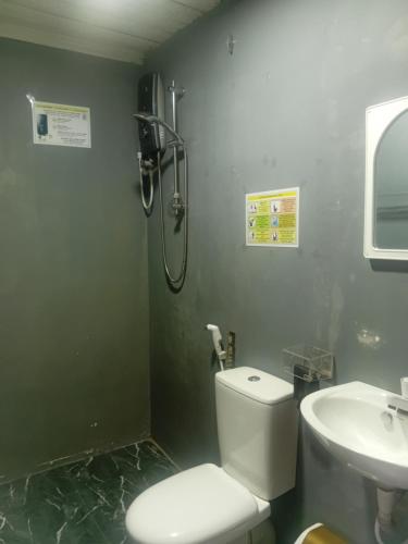 T Bungalow في نوارا إليا: حمام مع مرحاض ومغسلة