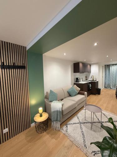 a living room with a couch and a table at Studio Bagneux Bourg la Reine in Bagneux