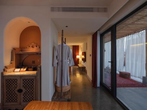 Postel nebo postele na pokoji v ubytování Turpan Rizamat Manor