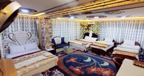 Großes Zimmer mit 2 Betten und einem Sofa in der Unterkunft Blue Star Guest House Shahr e Naw Kabul in Kabul