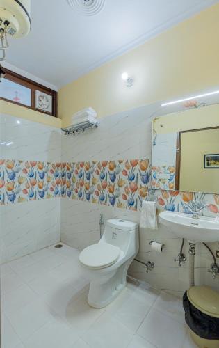 a bathroom with a toilet and a sink at Chomu Bagh Hotel & Resorts in Chomu in Jaipur