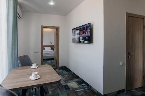 TV a/nebo společenská místnost v ubytování Scandi Hotel