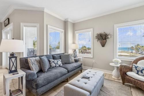 ein Wohnzimmer mit Sofa und Tisch in der Unterkunft Fernandina Cay 204 condo in Nassau General Hospital Heliport