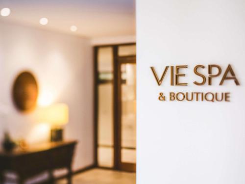 Una vista de una habitación con un letrero de Versace y una boutique. en Pullman Palm Cove Sea Temple Resort & Spa, en Palm Cove