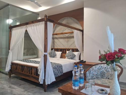 Una cama o camas en una habitación de KING'SWAY Hotel & Resort