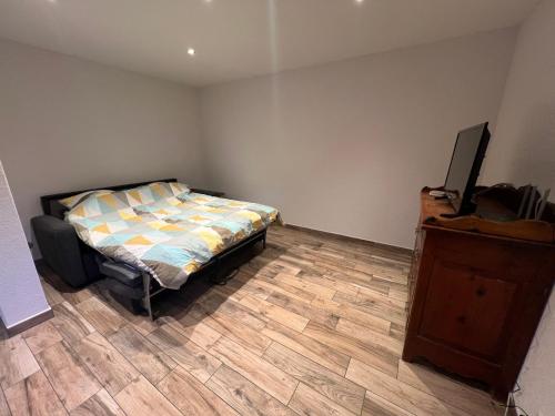 Una cama o camas en una habitación de Studio Chez Régio à La Tour, Evolène