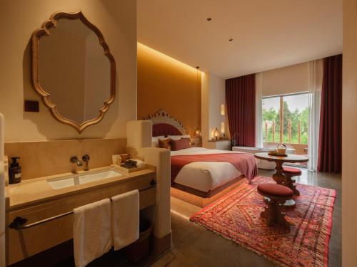 Postel nebo postele na pokoji v ubytování Turpan Rizamat Manor