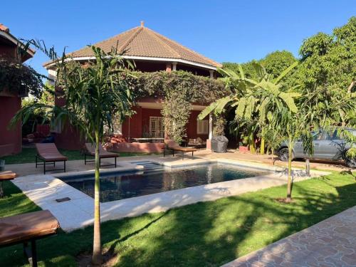 een huis met een zwembad in de tuin bij Cases conviviales et chaleureuses in Sali Tapé