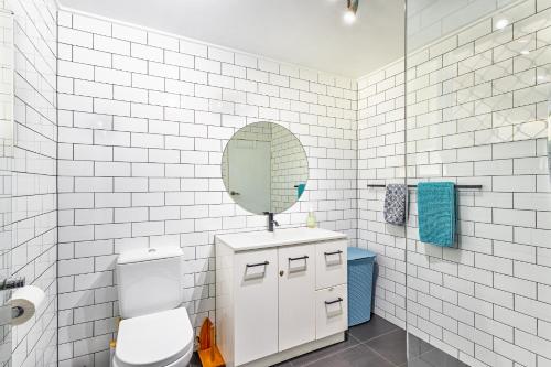 Et badeværelse på Grassy Knoll - Panoramic Beach Apartment