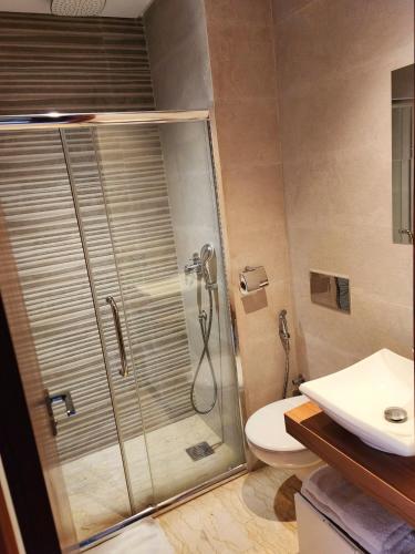 a bathroom with a shower and a toilet and a sink at Cosy-Piscine-Parking in Casablanca
