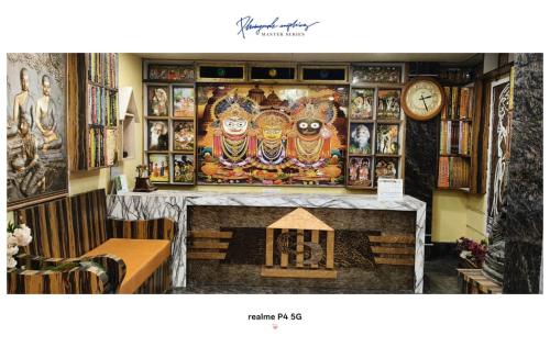 ein Zimmer mit einem Kamin und einer Uhr an der Wand in der Unterkunft Hotel Dinantika International in Bolpur