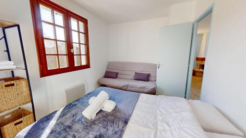 Postel nebo postele na pokoji v ubytování Le Moussaillon de Terre Fort