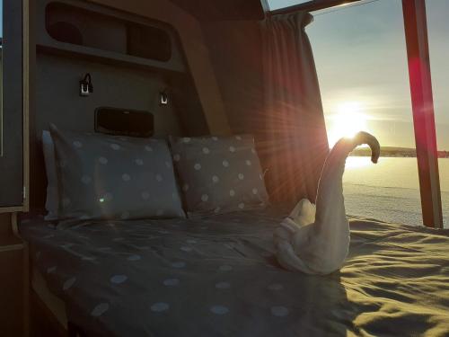 um cisne está sentado numa cama num quarto em Hotel Glamping Gällivare - Laponia Sky Hut - Norrbotten - Lappland - Northern Lights em Koskullskulle