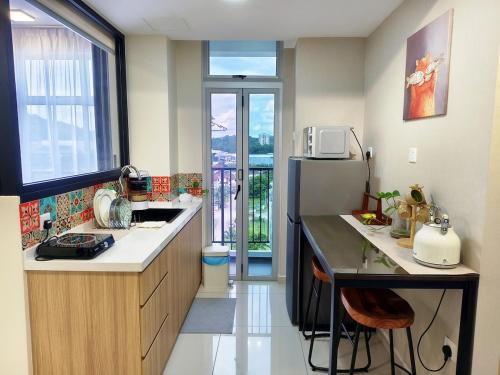 Midas 4pax Offer 20 Rebate for 3day Stay, Free Netflix I Pet Friendly في ماساي: مطبخ مع حوض وثلاجة