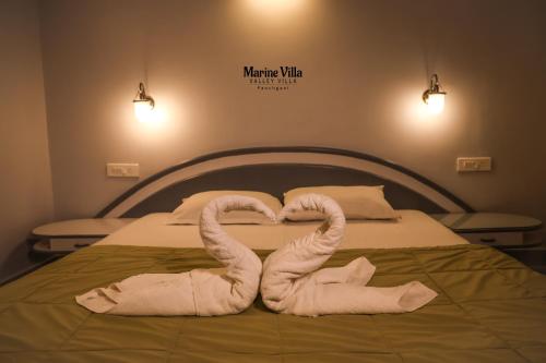 Una cama o camas en una habitación de Marine Villa - Valley View l Swimming pool l AC