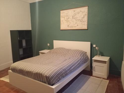 ein Schlafzimmer mit einem Bett und einer Karte an der Wand in der Unterkunft Maison atypique centre historique in Auch