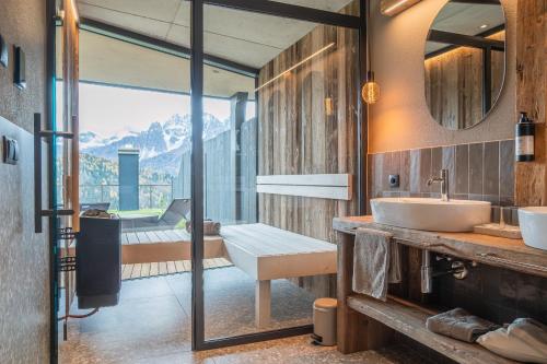 een badkamer met een wastafel en een spiegel bij Berggut Niggler - Pratum in Dobbiaco