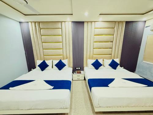 Postel nebo postele na pokoji v ubytování Hotel Manish International Near Kashi Vishwanath Temple