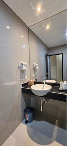 Ένα μπάνιο στο Sunflower Hotel Syariah near Juanda Airport