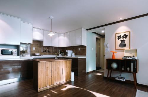 Η κουζίνα ή μικρή κουζίνα στο Hongdae Mangwon 3BR Apartment