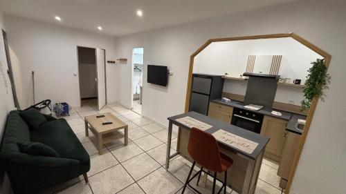 ジニャックにあるBel appartement rénové en cœur de villeのリビングルーム(ソファ、テーブル、鏡付)