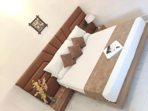 Giường trong phòng chung tại Hotel Modi Palace, Chanderi MP