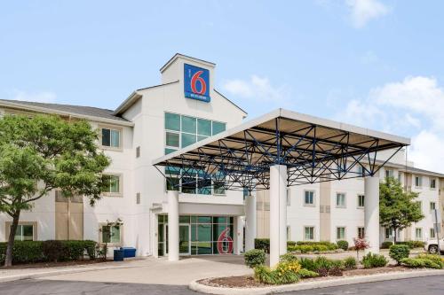 an office building with a sign on top at Motel 6-Brampton, ON - Toronto in Brampton