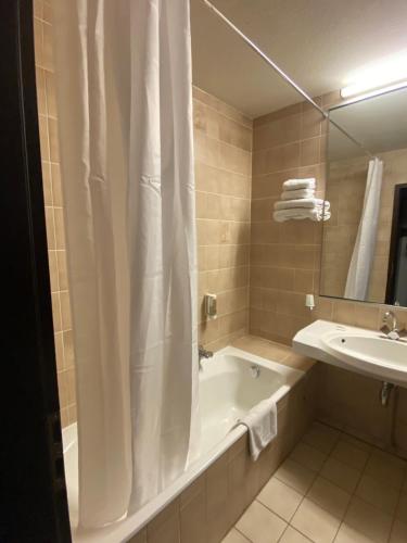 Photo de la galerie de l'établissement Hôtel Des Vosges, à La Celle-sous-Gouzon