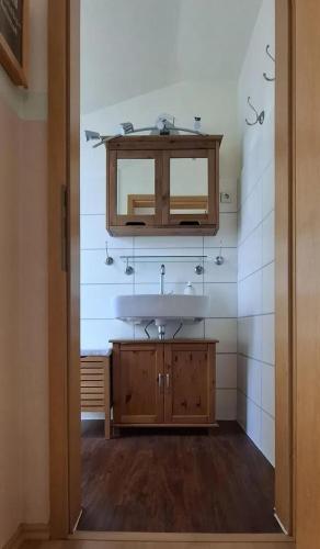 a bathroom with a sink and a mirror at Kleine Strandperle in Fehmarn