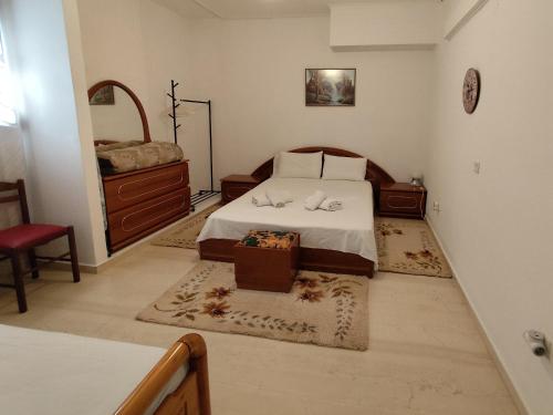 Giường trong phòng chung tại Ευρύχωρο και άνετο διαμέρισμα στην Ιτέα Joanna's Apartment