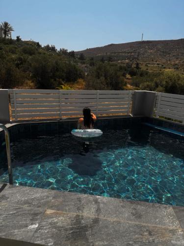 une personne se trouve dans un bassin d'eau dans l'établissement Lamon, à Plakias