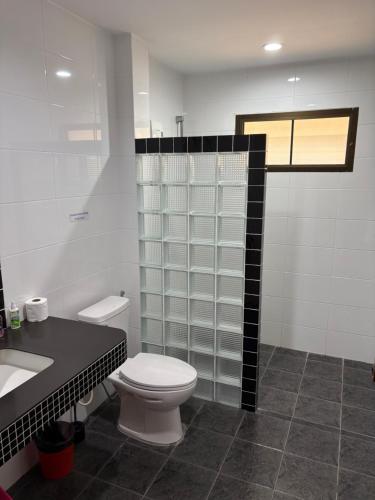 Paradis villa C8 في كو خو خاو: حمام مع مرحاض ومغسلة