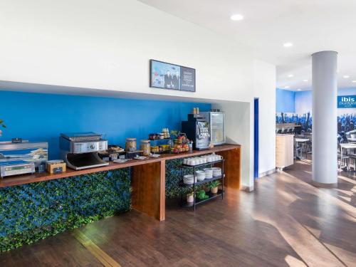 um balcão num restaurante com uma parede azul em ibis Budget Sydney Olympic Park em Sidney
