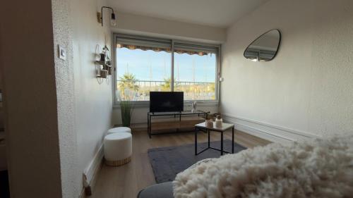 TV a/nebo společenská místnost v ubytování Studio cosy au bord du port à proximité de tout commerce