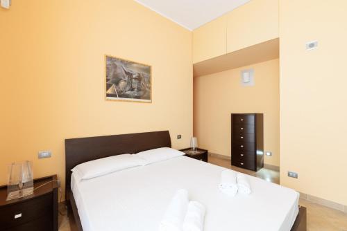 een slaapkamer met 2 witte bedden in een kamer bij Hostdomus - Il Maestrale Apartment in Alassio