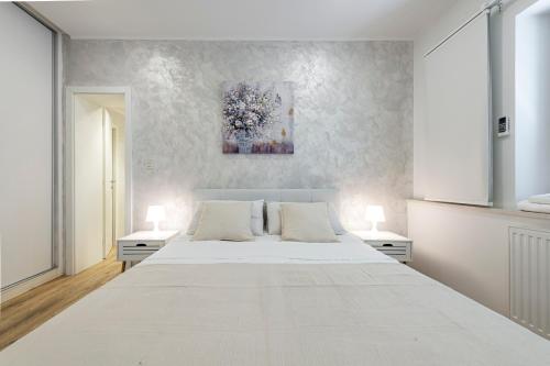 En eller flere senge i et værelse på Villa Teora